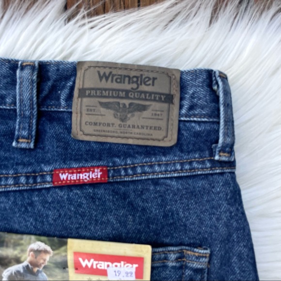 Wrangler Regular Fit Medium Wash Denim Jean NWT Men Size 40x30 - Picture 1 of 10